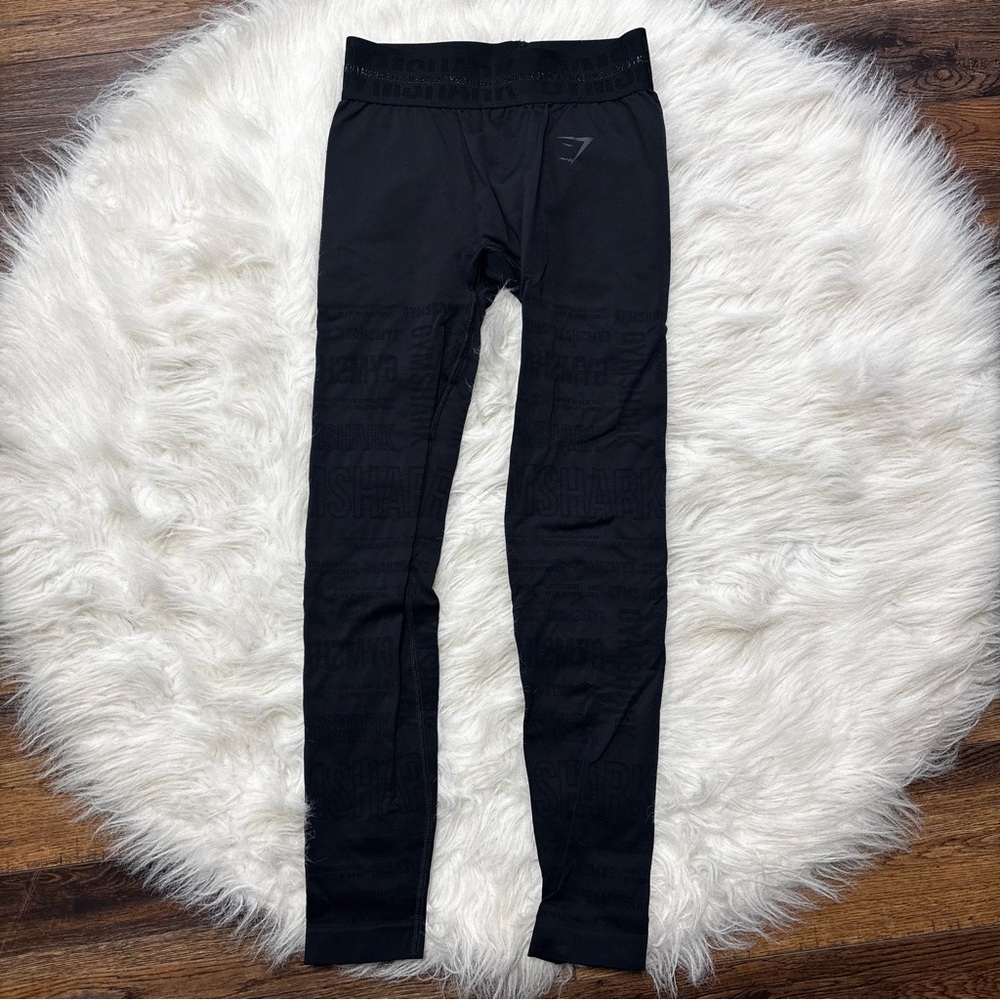 Gymshark Seamless Leggings in Black with Graphic Logo  size S